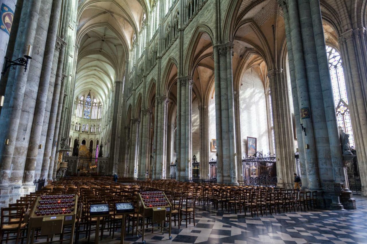 Appartement Nid douillet moderne face à la Cathédrale à Amiens Extérieur photo