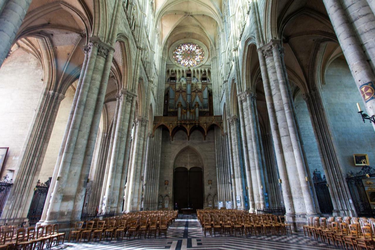 Appartement Nid douillet moderne face à la Cathédrale à Amiens Extérieur photo